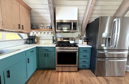 Newport Cabin | Impressive A-frame with Hot-tub & Tennis Court Retreat