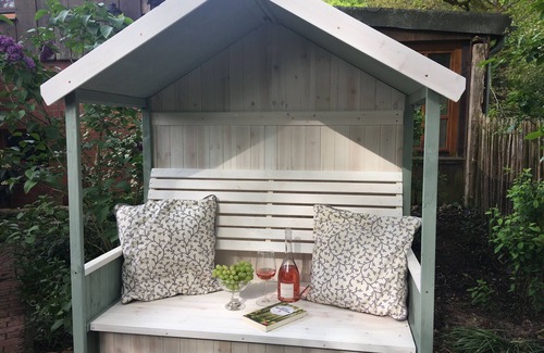 Greven Cottage | Discover a Hidden Gem by the Forest with Ocean Views