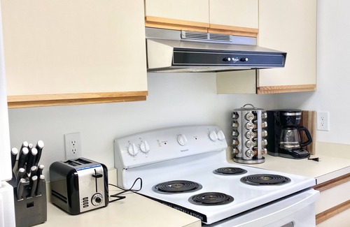 Pinehurst House | Golf Front 3BR Retreat with Kitchen & Breakfast Included
