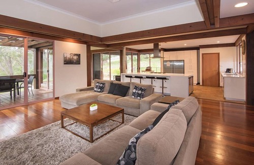 Wilyabrup House | Elegant Retreat on a Private Vineyard - Guest Rated 9.8
