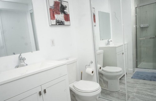 Brampton West House | Convenient Room with Kitchen Near YYZ Airport