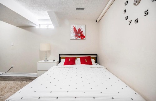 Brampton West House | Convenient Room with Kitchen Near YYZ Airport