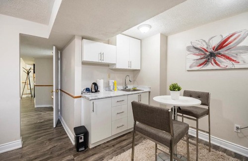 Brampton West House | Convenient Room with Kitchen Near YYZ Airport