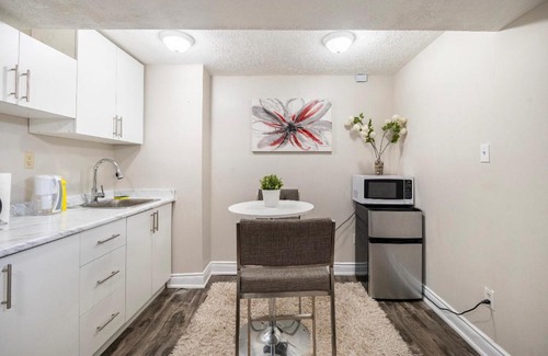 Brampton West House | Convenient Room with Kitchen Near YYZ Airport