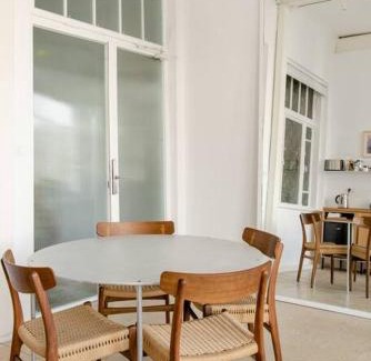 Neve Tzedek Apartment | Stylish Studio in the Trendiest Building with Breakfast