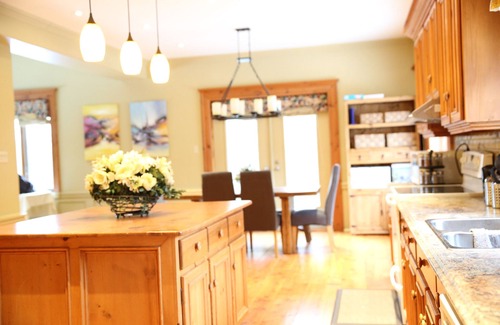 York Regional Municipality House | Victorian Farm Stay with Spa and Hot Tub - Rated 9.8/10