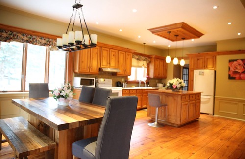 York Regional Municipality House | Victorian Farm Stay with Spa and Hot Tub - Rated 9.8/10