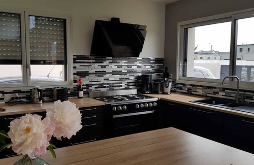 Brignogan-Plage House | Ideal Getaway Spot with Kitchen & Breakfast for Families!