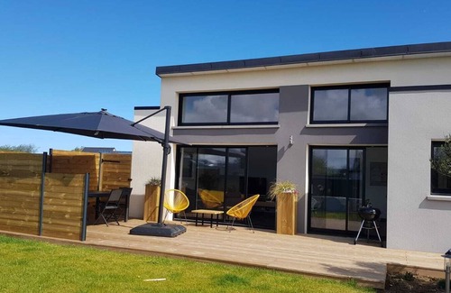 Brignogan-Plage House | Ideal Getaway Spot with Kitchen & Breakfast for Families!