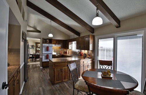 Monett House | Experience a Grand Stay in Cozy Lake View Retreat