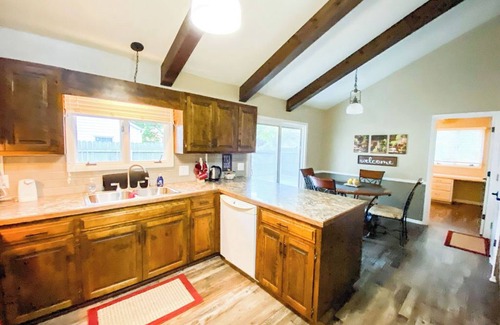 Monett House | Experience a Grand Stay in Cozy Lake View Retreat