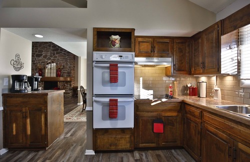 Monett House | Experience a Grand Stay in Cozy Lake View Retreat