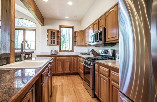 Eagle-Vail House | Ideal Getaway for Groups: Private Hot Tub & Scenic Views