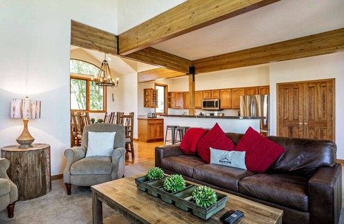 Eagle-Vail House | Ideal Getaway for Groups: Private Hot Tub & Scenic Views