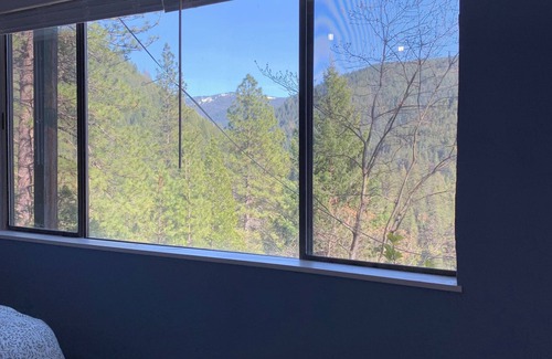 Downieville Apartment | A guesthouse with panoramic mountain and river views with private bathroom