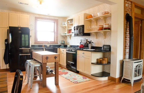 Newberg Apartment | Elegant Vintage-Inspired Apartment in Downtown Newberg