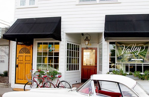 Newberg Apartment | Elegant Vintage-Inspired Apartment in Downtown Newberg