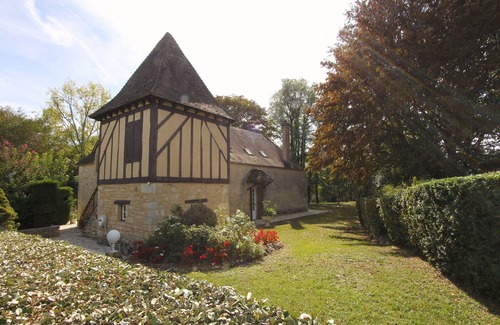 Fleurac Cottage | Tranquil Retreat in Perigord with Pool & Family Amenities