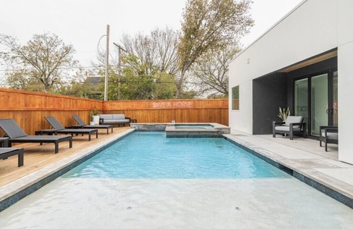 Knox - Henderson House | Unforgettable Stay at A Higher Frequency Off Henderson
