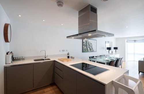 Queen's Park House | Stylish Queen’s Park Retreat with Spa and Breakfast Included