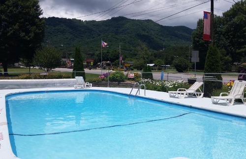 Maggie Valley Hotel | Family-Friendly A Holiday Motel with Pool in Maggie Valley