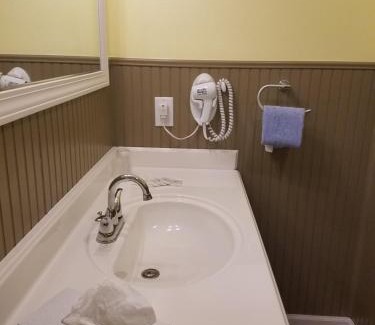 Maggie Valley Hotel | Family-Friendly A Holiday Motel with Pool in Maggie Valley