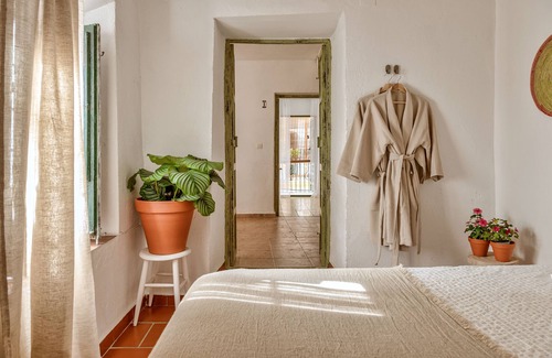 Canillas de Aceituno Bed & Breakfast | Cozy Getaway: Encanto Guesthouse with Family-Friendly Perks