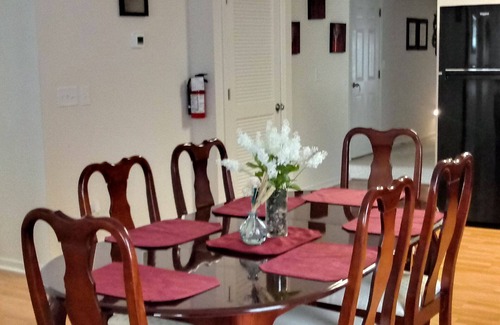 Snow Hill House | Cozy Retreat: Guest Rated 9.8 with Kitchen & Breakfast
