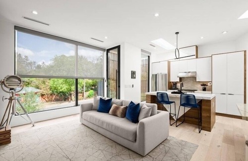 Galindo House | Explore Modern Elegance: 2x2 Home Near Downtown Austin