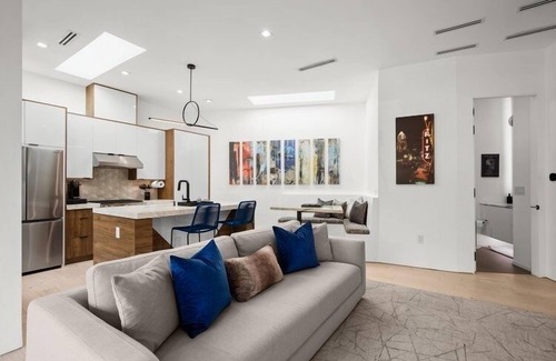 Galindo House | Explore Modern Elegance: 2x2 Home Near Downtown Austin