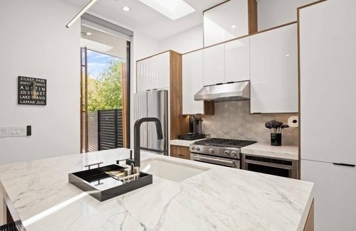 Galindo House | Explore Modern Elegance: 2x2 Home Near Downtown Austin