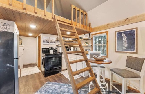 Jasper House | A Hot Tub Tower & Private Bungalow In Parthenon