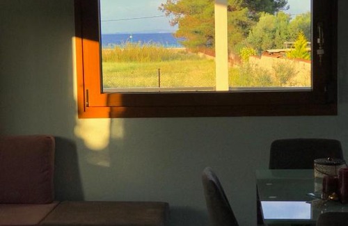Ormos Panagias House | Cozy Oceanfront Retreat: A House by the Sea Awaits