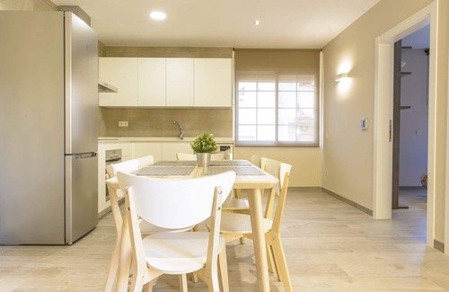 Tarragona House | Ideal Oceanfront Retreat in Tarragona with Spa Amenities