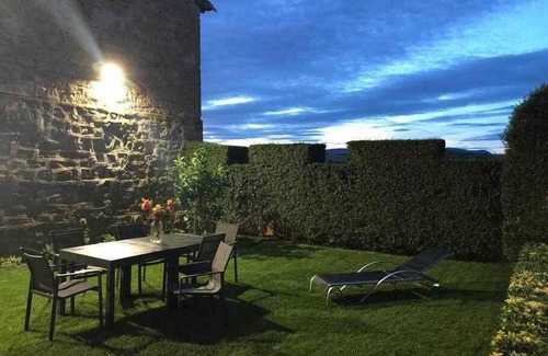 Herramelluri House | Idyllic Retreat with Garden Views in La Rioja