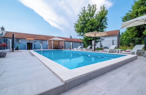 Grizane Villa | Relax by the Salt Pool in Nature Near the Ocean