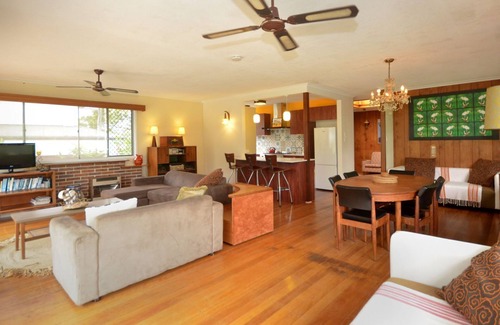 Burleigh Heads House | Seaside Retreat: Ocean Views and Pet-Friendly Comfort