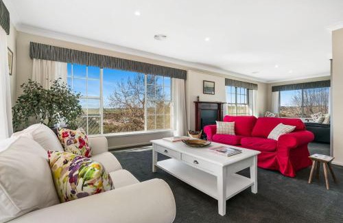 Molong House | Scenic Retreat: A House With A View, Molong - 4 Stars