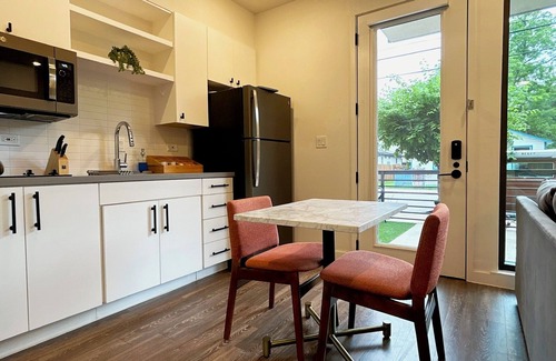 East Cesar Chavez Apartment | A'kasa Studio: Steps from Lake & Vibrant Downtown Scene