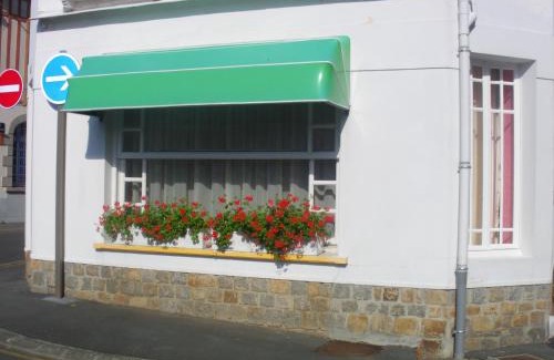 Saint-Jean-le-Thomas Bed & Breakfast | Discover A l'abri des vents: Pet & Child Friendly Stay