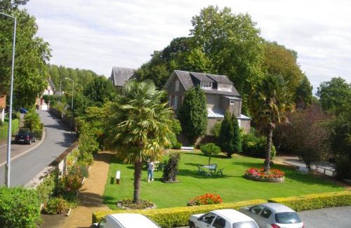 Saint-Jean-le-Thomas Bed & Breakfast | Discover A l'abri des vents: Pet & Child Friendly Stay