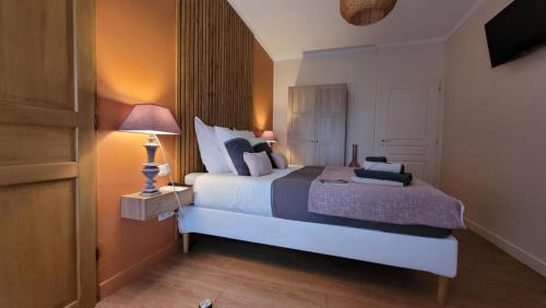 Saint-Magne-de-Castillon Bed & Breakfast | Discover A L'OMBRE DE LA TREILLE Near Saint-Emilion
