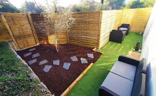 Cuges-les-Pins Bed & Breakfast | Relax at A l'Orée des pins: Spa, Hot Tub & Home Cinema