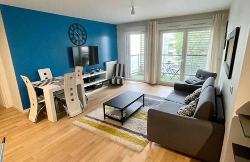 Picpus Apartment | Top-Rated Stay at A l'Orée du bois de Vincennes with Balcony