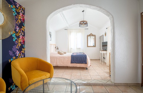 Aix-en-Provence Bed & Breakfast | Relax at A l'Orée du Pin: Pool, Spa & Family Friendly