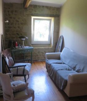 Chateauneuf-sur-Isere Bed & Breakfast | Enchanting A la Belle Histoire: Pet-Friendly & Poolside Retreat