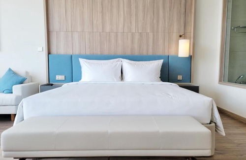Bai Chay Apartment | Experience A La Carte Residence: Oceanfront Bliss Awaits