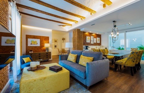 La Seu Apartment | Discover A la luna de Valencia: 2BR, Spa & Family-Friendly