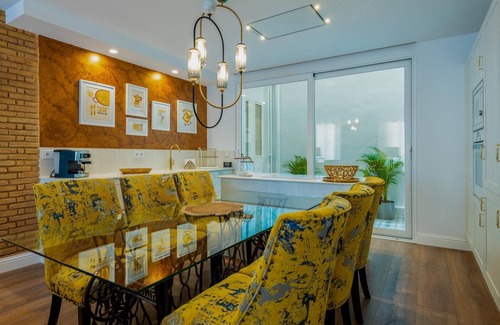 La Seu Apartment | Discover A la luna de Valencia: 2BR, Spa & Family-Friendly