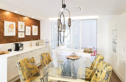La Seu Apartment | Discover A la luna de Valencia: 2BR, Spa & Family-Friendly